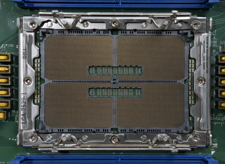 Intel Super-Massive LGA 7529 Socket(针脚数 7529,差不多是 4677 的 1.6 倍,果然密布了很多!)